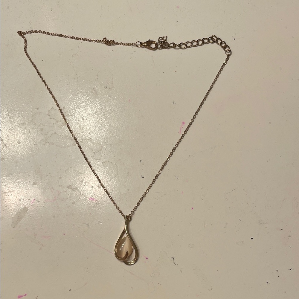 Elegant Gold Teardrop Pendant Necklace